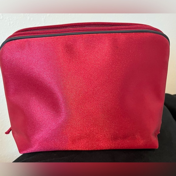 CHANEL PARFUMES🌟NWOT🌟TRAVEL BAG W/ DOUBLE ZIP CLOSURE & 2 INTERIOR ZIP POCKETS - Picture 3 of 7